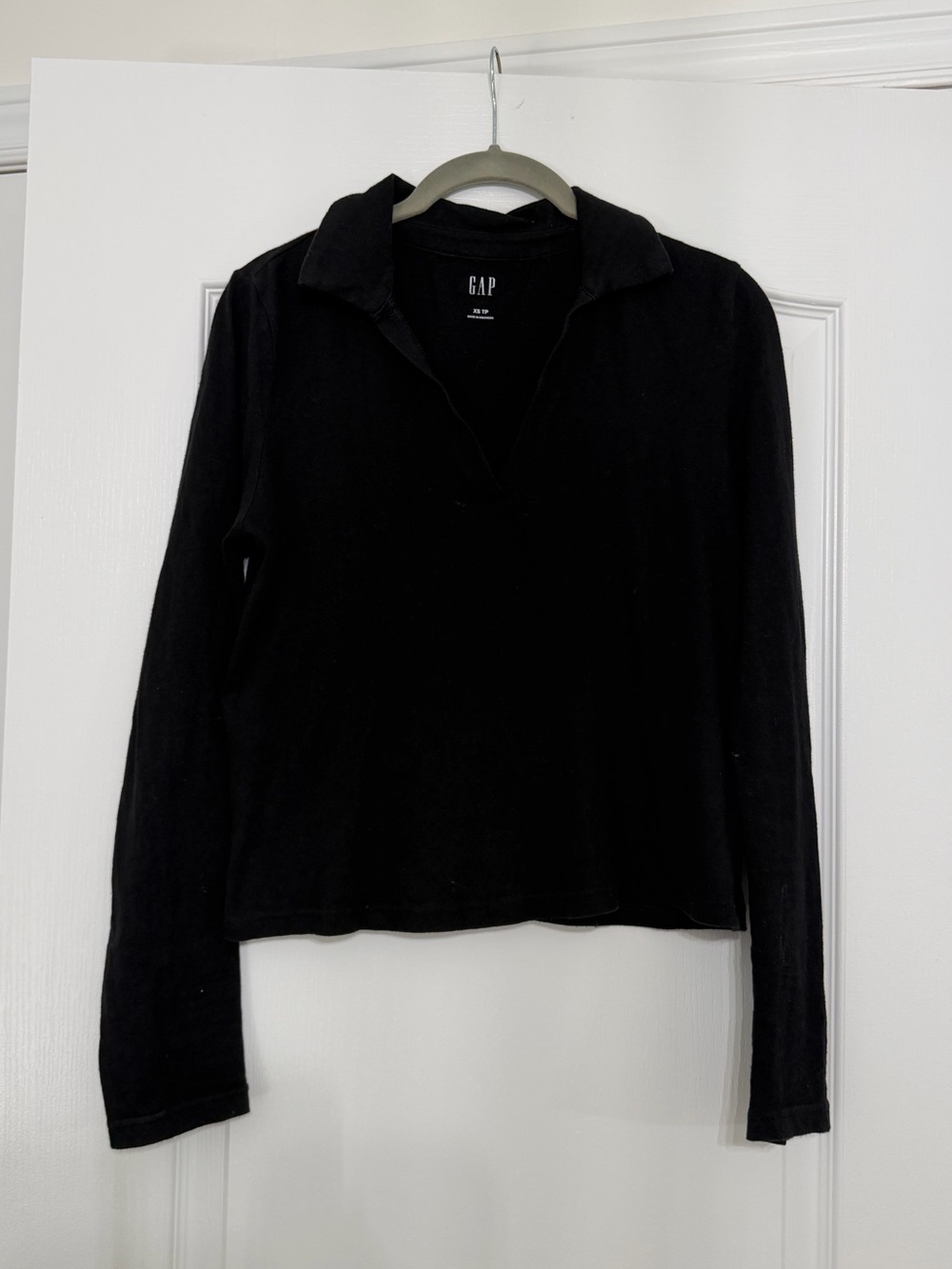 GAP Long Sleeve Polo Crop Top in Black